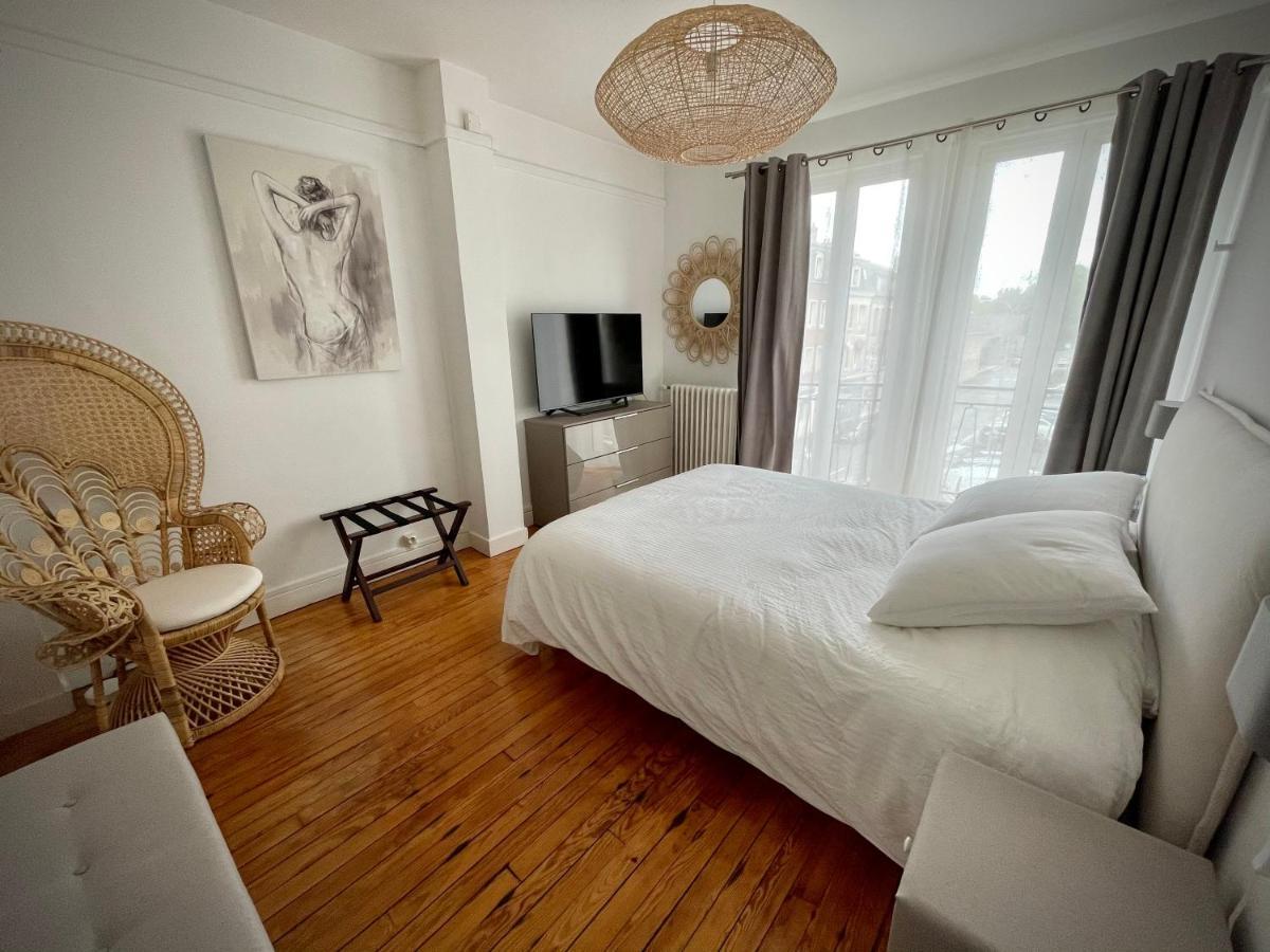 Suites Mana: Chic Downtown Rethel with Private Fitness Exterior photo