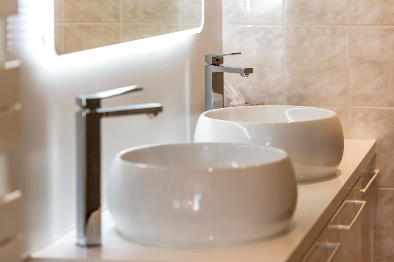 Suites Mana: Chic Downtown Rethel with Private Fitness Exterior photo