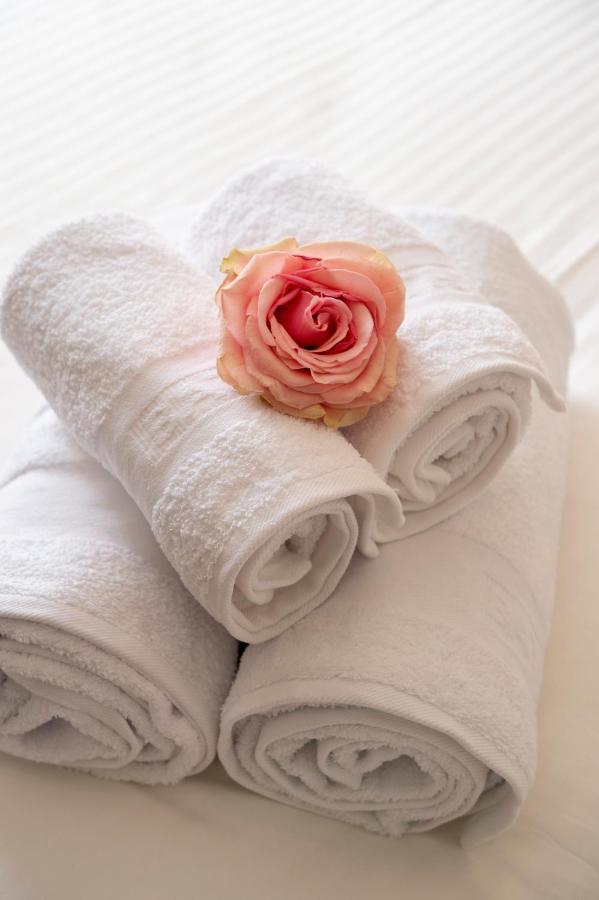 Suites Mana: Chic Downtown Rethel with Private Fitness Exterior photo